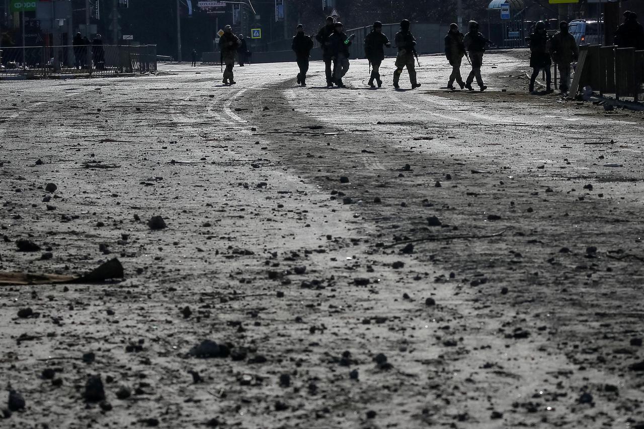 Members of the Ukrainian forces take a position in Irpin