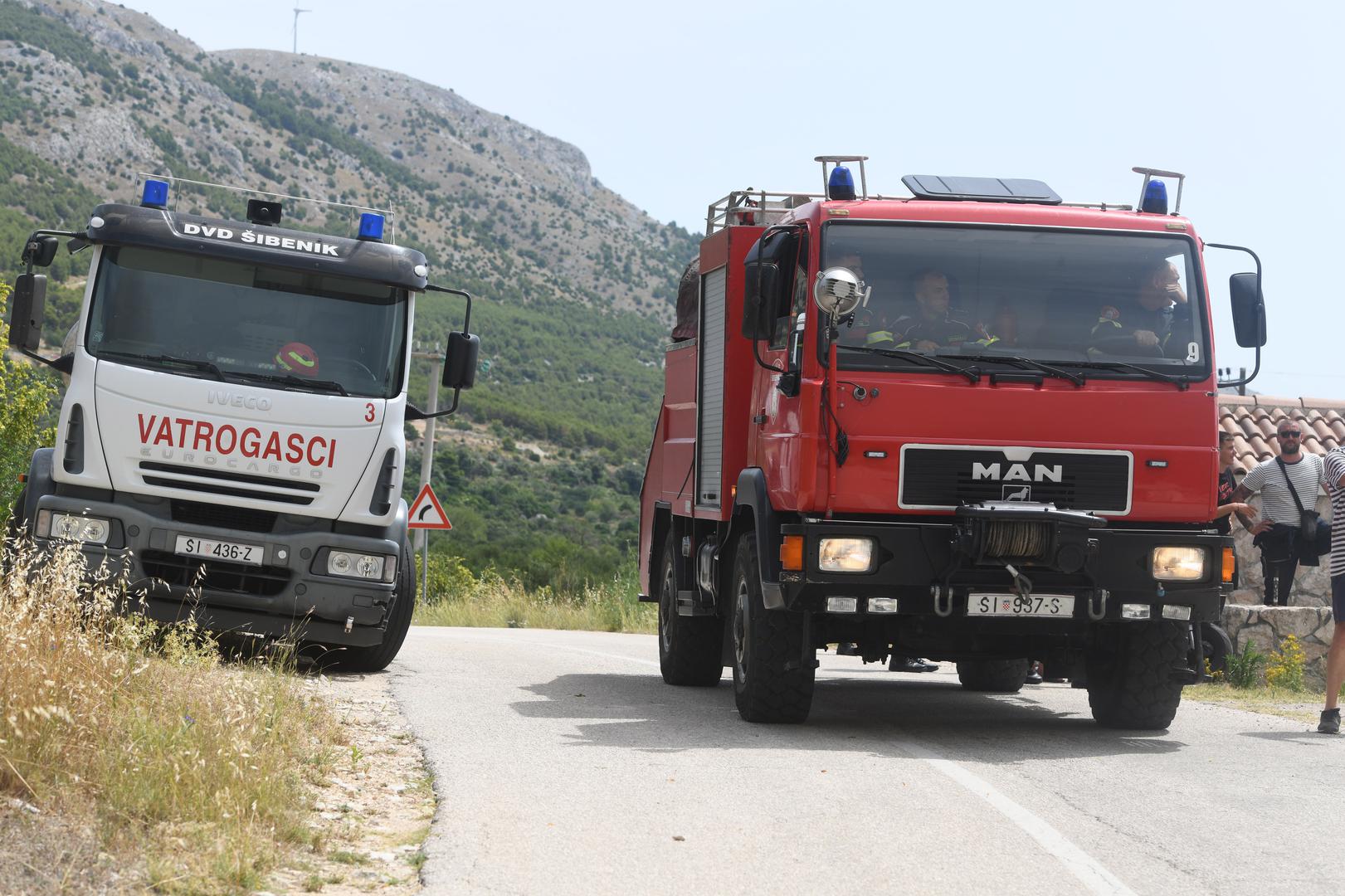 Jak požar izbio je ove srijede oko 11 sati u Gornjim Banovcima kod Šibenika, a zasad su evakuirane dvije obitelji iz zaseoka Šaškovi. Požar zasad nije ni blizu kraja gašenja, javili su vatrogasci, a zatvorene su i dvije ceste kako bi se osigurao nesmetan prolaz vatrogasca. Građani su već pomalo u strahu, govoreći kako je nebo u potpunosti crno.
- Ne znamo hoćemo li ostati ovdje ali zasad se nigdje ne može otići - ispričali su mještani.