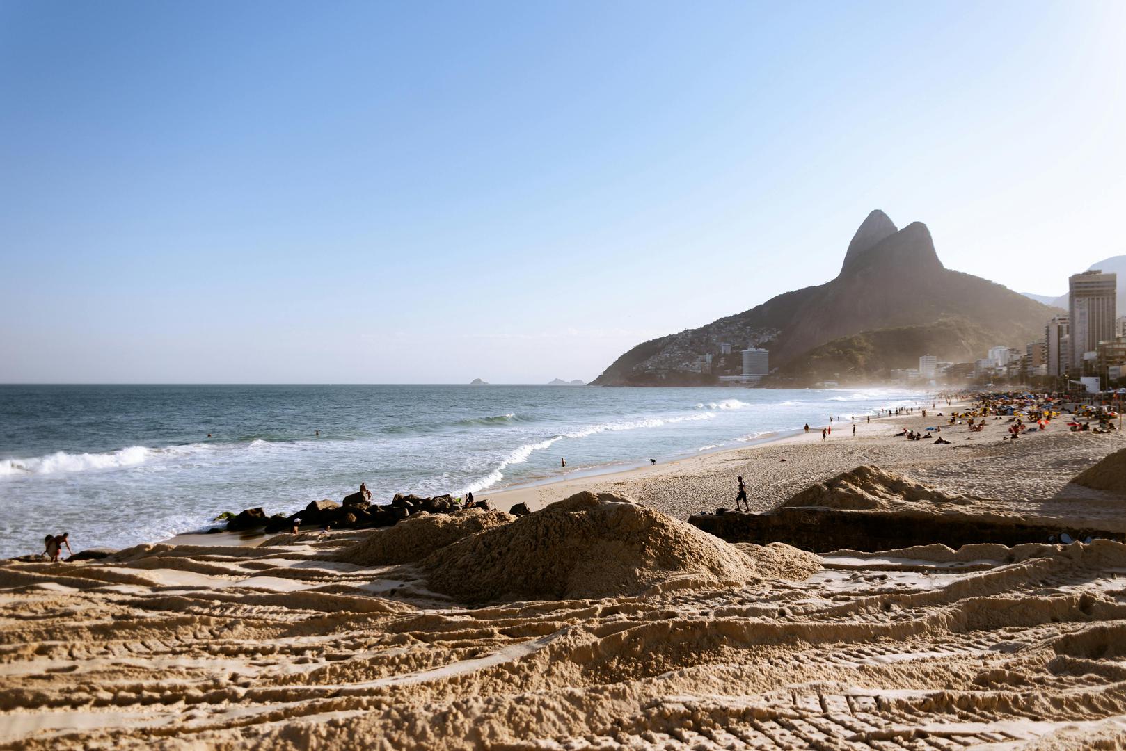 Za najcool atmosferu: Prema riječima stručnjaka, svjetski poznata plaža Ipanema u Rio de Janeiru (Brazil) godinama nije izgubila svoje mjesto kao jedna od najpoznatijih plaža. Vidjeti i biti viđen tamo moto je i brojnih sportaša. Ranojutarnja šetnja pokazuje Ipanemu u najboljem izdanju, s impresivnim pogledom na vrhove Dois Irmãos na zapadu i litice Arpoadora na istoku.