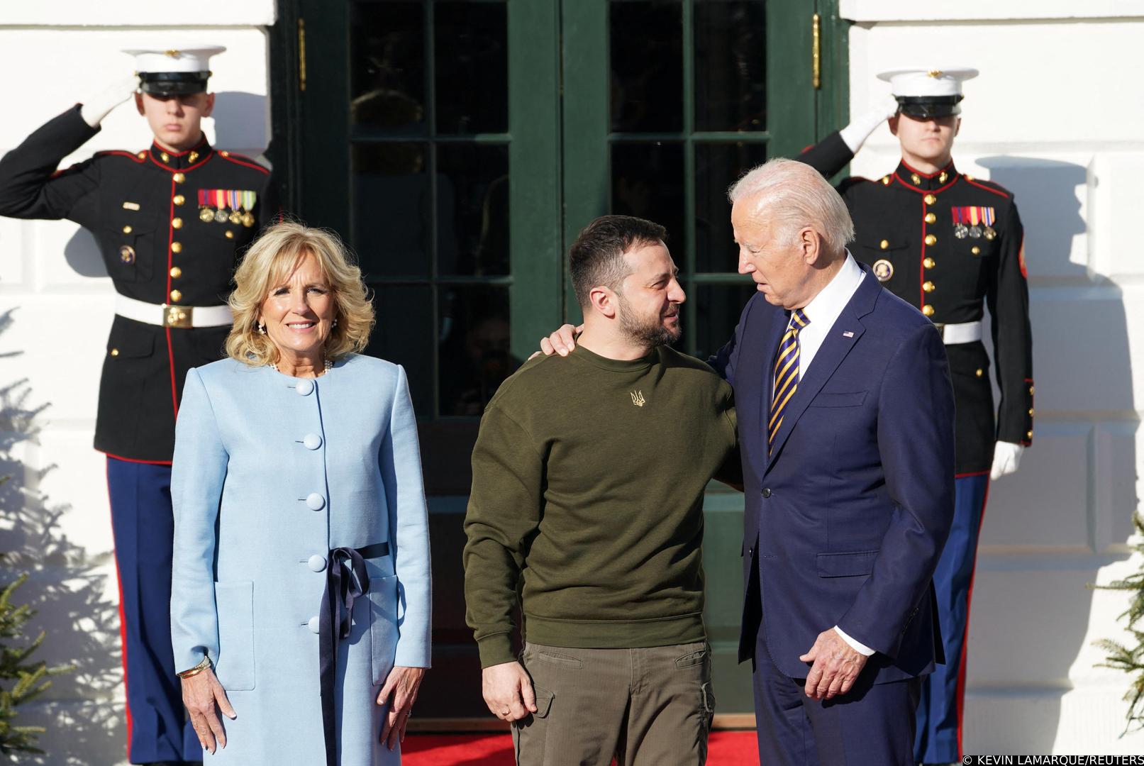 U.S. President Joe Biden welcomes Ukraine's President Volodymyr Zelenskiy as U.S. first lady Jill Biden looks on,  on the South Lawn at the White House in Washington, U.S., December 21, 2022. REUTERS/Kevin Lamarque Photo: KEVIN LAMARQUE/REUTERS