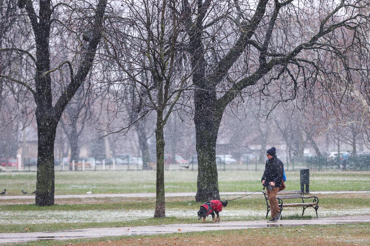 Zagreb: Gusti snijeg zabijelio je ulice u zapadnom dijelu grada