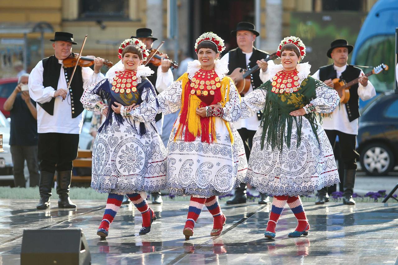 Zagreb: Ansambl LADO oduševio okupljene ispred HNK