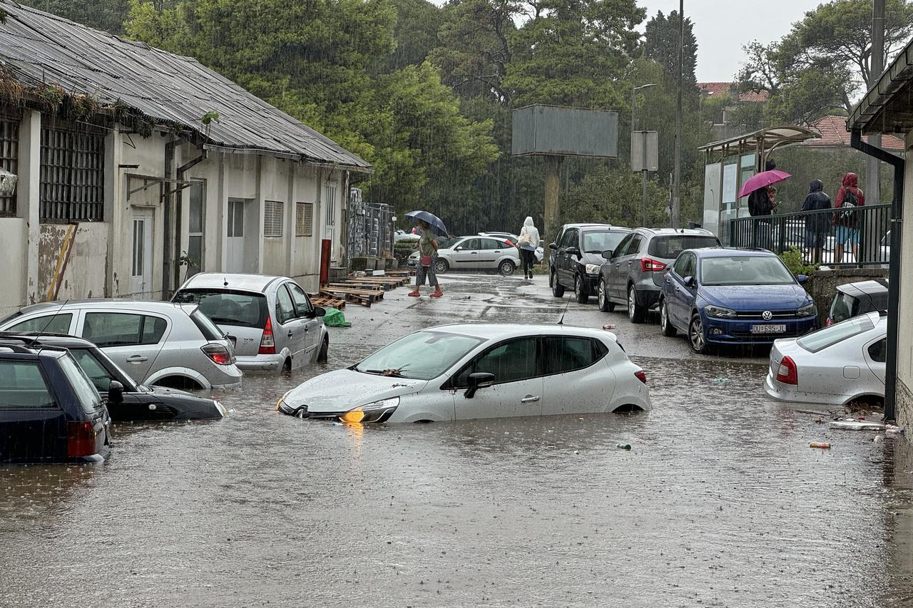 Dubrovnik: Jaka kiša i nevrijeme uzrokovalo poplave u određenim djelovima grada