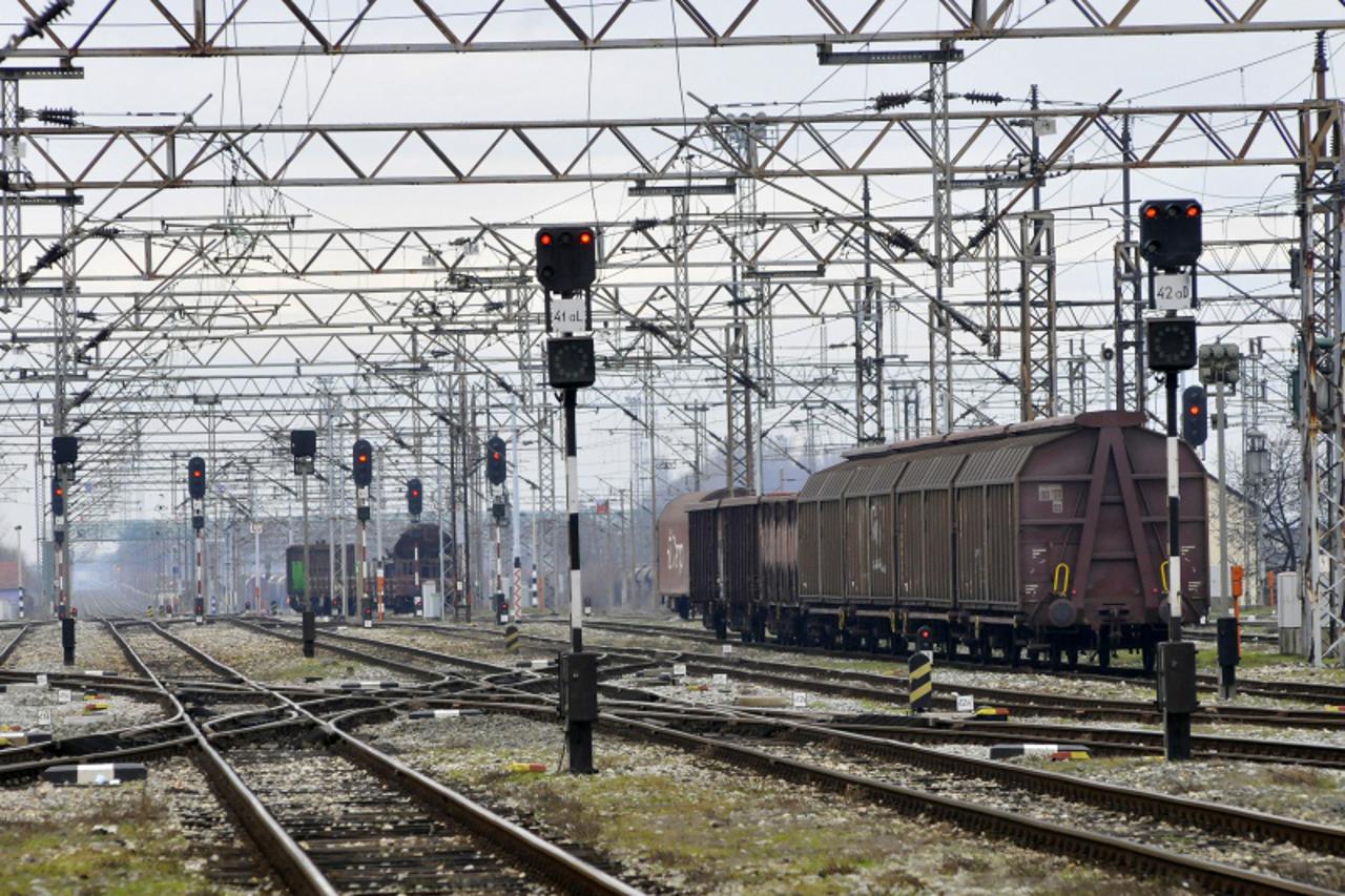 željeznički kolodvor vinkovci,željeznica,pruga,tračnice