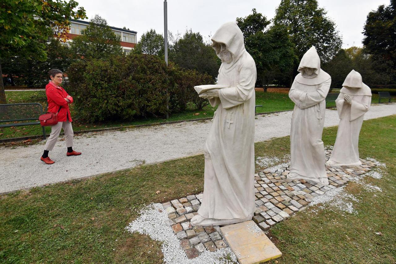 Varaždin: Spomenik crkvenim redovima od kojih jedan lik nalikuje na Ivana Čehoka