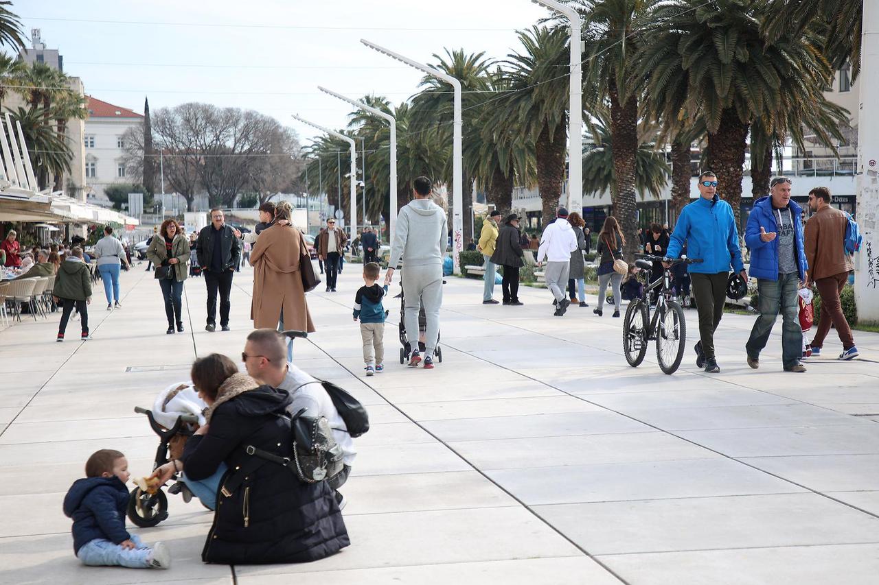 Split: Građani uživaju u šetnji gradom tijekom nedjeljnog prijepodneva