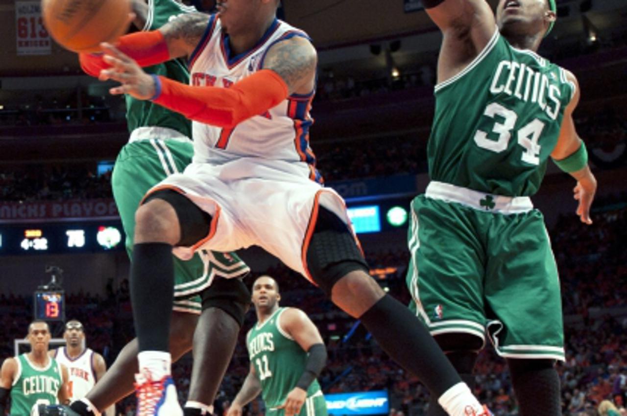 'Boston Celtics forwards Kevin Garnett (L) and Paul Pierce (34) force New York Knicks forward Carmelo Anthony (C) to pass the ball in the third quarter of Game 4 of their NBA Eastern Conference playof