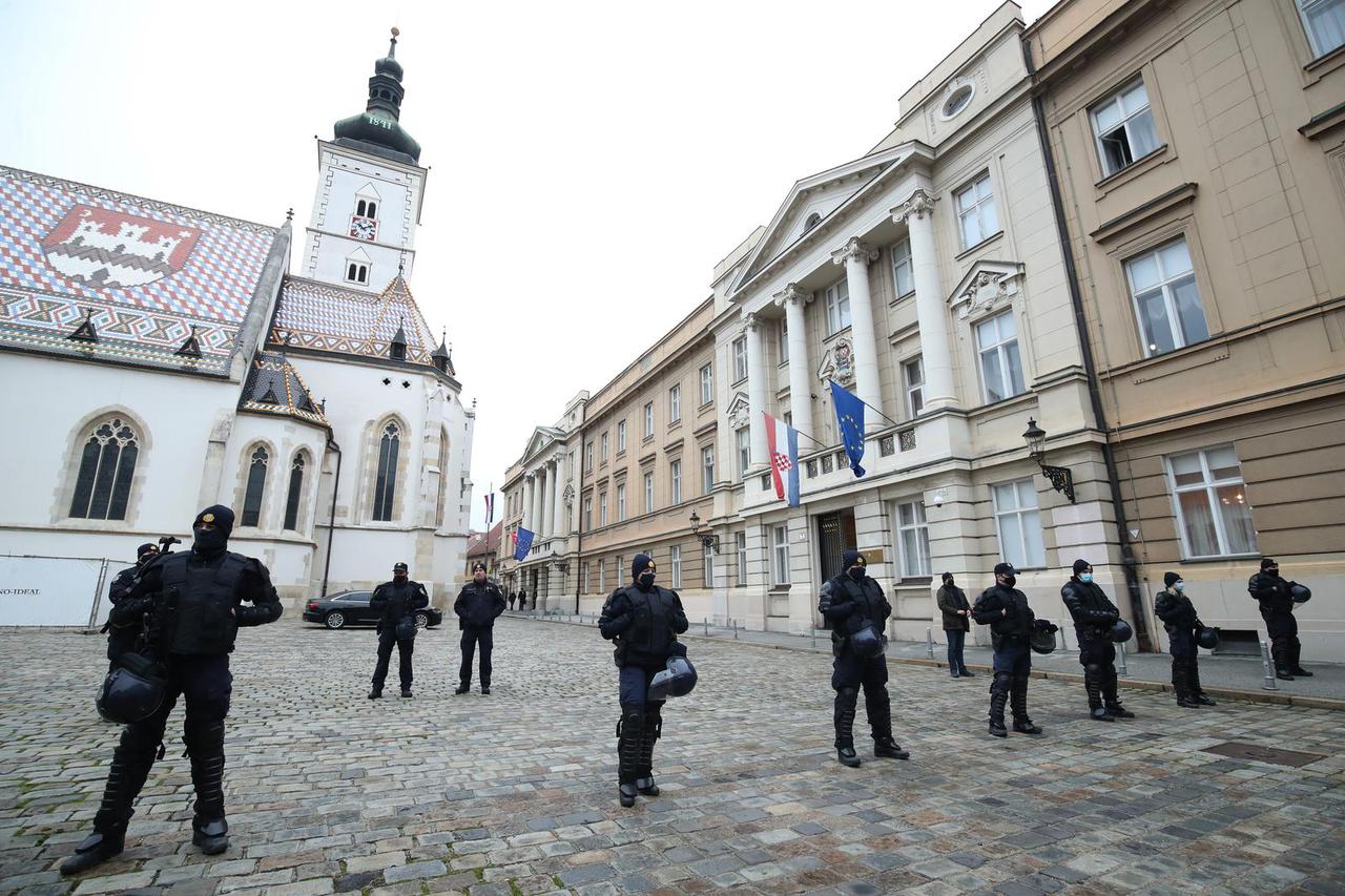 Prosvjednici svojim tijelima namjeravaju formirati bedem oko Markova trga, stigla je i policija