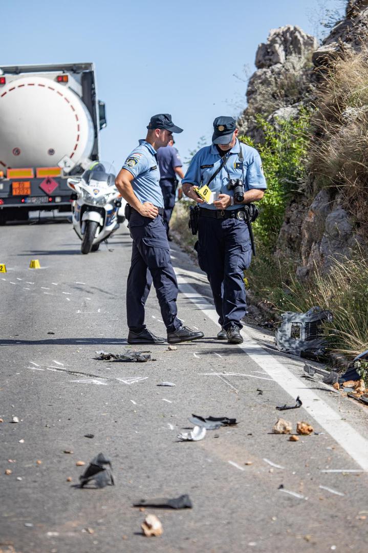 28.06.2021., Jadranska magistrala, Dubrovnik - U prometnoj nesreci koja se oko 14.35 sati dogodila kod Vidikovca doslo je do slijetanja dvaju osobnih vozila s magistralne ceste D-8. Interventne sluzbe na terenu zbrinule su unesrecene, a razloge slijetanja vozila s JTC pokazat ce ocevid. Nesluzbeno se doznaje da su u provaliju sletjela dvojica mladjih muskaraca koja su upravljala vozilima u trenutku slijetanja s glavne ceste.
Photo: Grgo Jelavic/PIXSELL