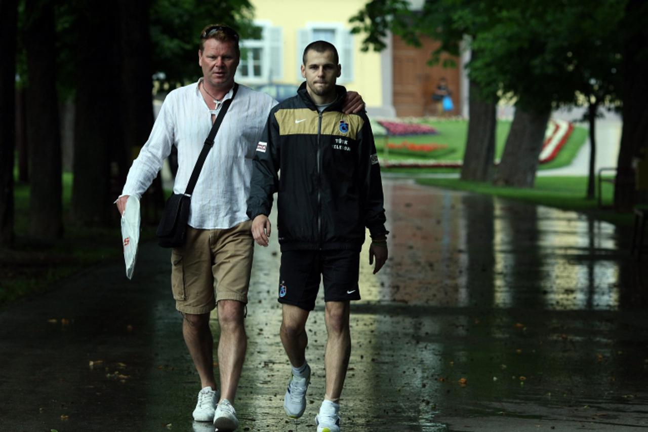 '14.06.2011., Krapinske toplice - Tata i sin, Tonci i Drago Gabric nakon Dragine tesko prometne nesrece na oporavku u Krapinskim toplicama. Photo: Sanjin Strukic/PIXSELL'