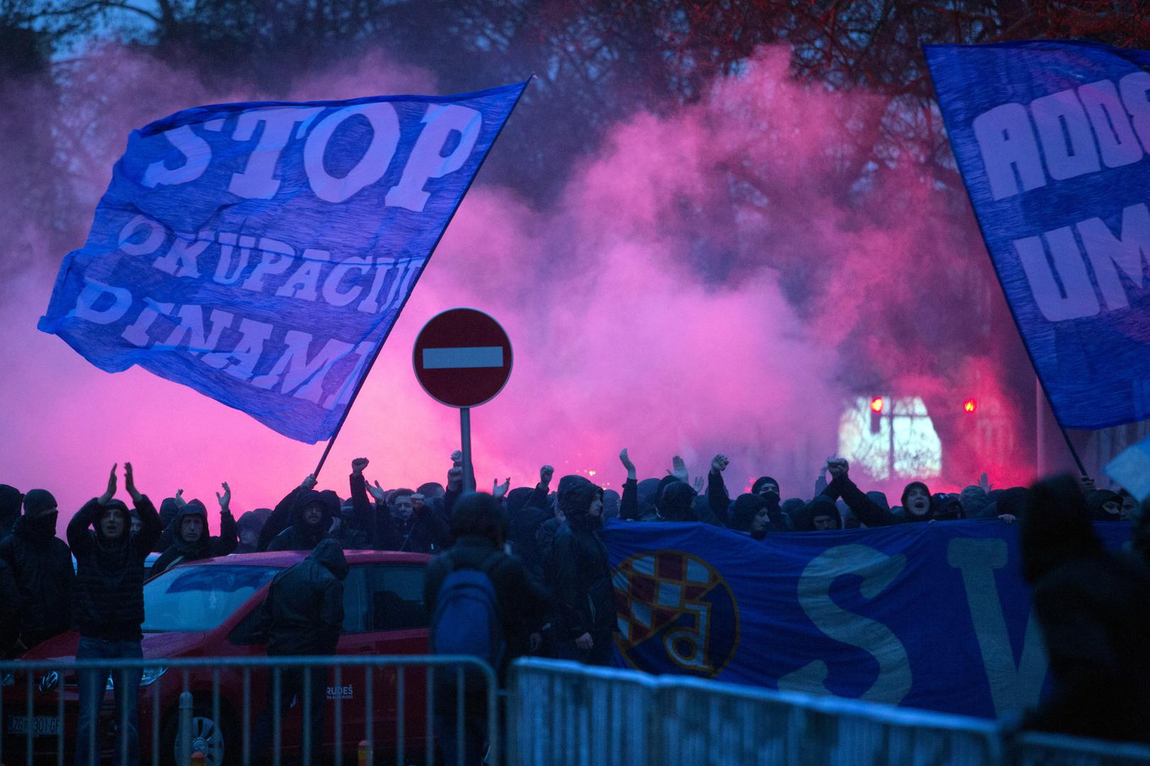 Navijači Dinama Bad Blue Boysi 32. rođendan nisu proslavili na tribini na utakmici s Rudešom, već u prosvjednoj šetnji od Kvaternikovog trga prema stadionu.