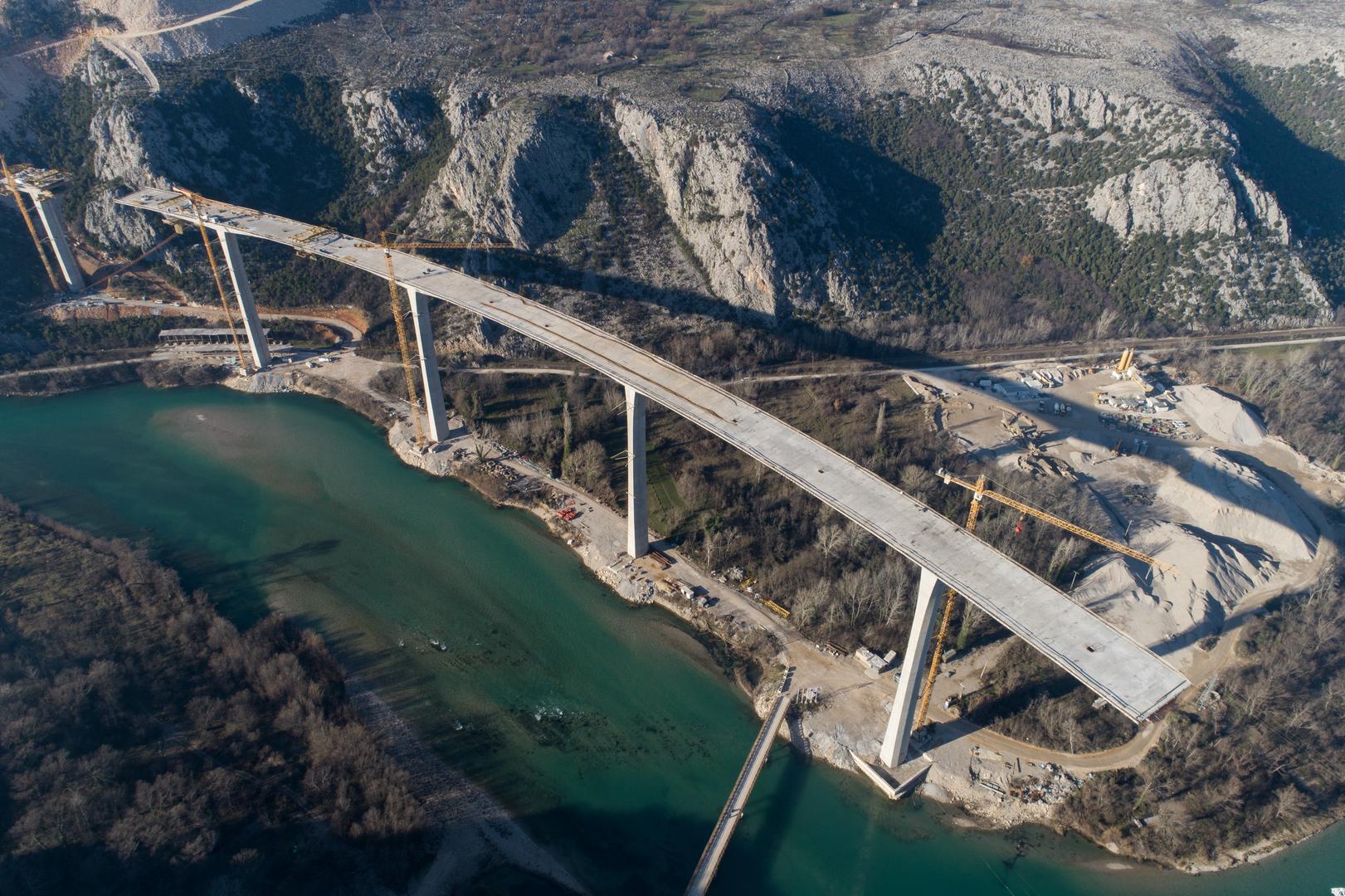 05.01.2023., Pocitelj, Bosna i Hercegovina - Radovi na mostu Pocitelj, jednom od najvecih infrastrukturnih projekata na Koridoru 5C, jos uvijek traju, iako je trebao biti zavrsen u 03. mjesecu prosle godine. Most Pocitelj duzine 980m i visine 100m, a gradi se u sklopu poddionice Pocitelj - Zvirovici. Photo: Armin Durgut/PIXSELL