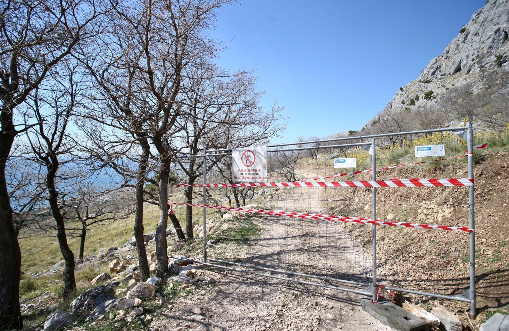 04.04.2020., Split - Zatvoren zaobilazni makadamski put izmedju Krila i Gornje Podstrane koji su pojedincki koristili kao alternativu nakon uvodjenja kontrolnog punkta u Mutograsu na cesti izmedju Omisa i Splita koji je postavljen u svrhu smanjenja opasnosti od sirenja koronavirusa. Photo: Ivo Cagalj/PIXSELL