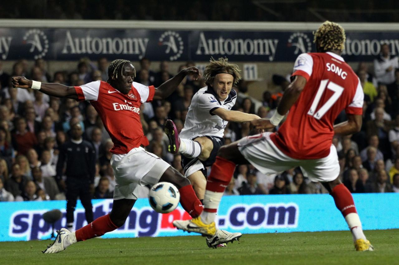 'Tottenham Hotspurs\' Croatian player Luka Modric (C) shoots at goal past Arsenal\'s French defender Bacary Sagna (L) and Alex Song (R) during the Premiership football match at White Hart Lane in Lond