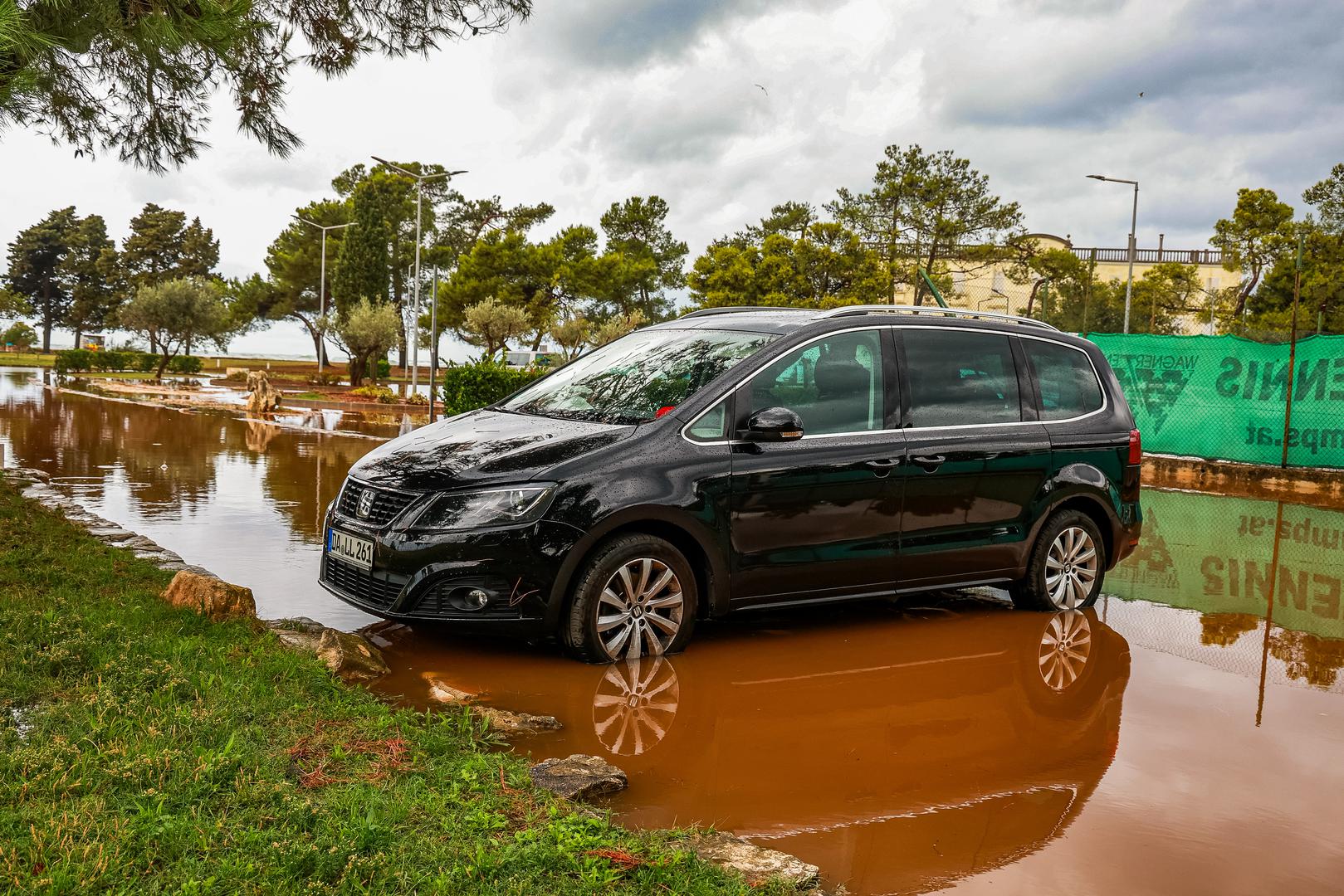 12.09.2024., Umag - 
Nakon jakog juga i kise potopljeni su neki dijelovi Umaga a poslje je jak vijetar izmamio znatizeljne turiste i surfere na more Photo: Srecko Niketic/PIXSELL