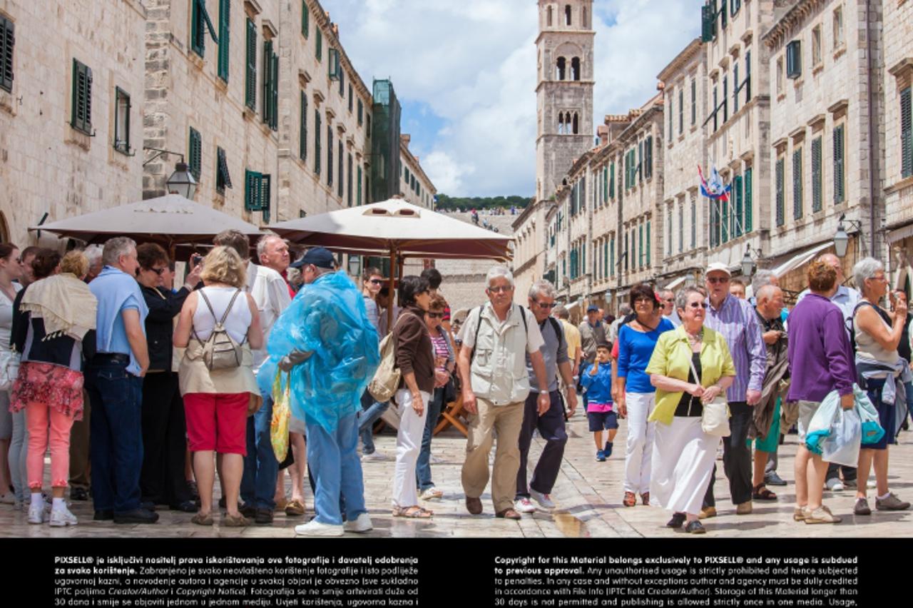 '24.05.2013., Stara gradska jezgra, Dubrovnik - Cudljivo vrijeme, s kisnim i suncanim razdobljima izmjenjivalo se danas u gradu. Grad i zidine su bez obzira na uvjete bili puni. Photo: Grgo Jelavic/PI