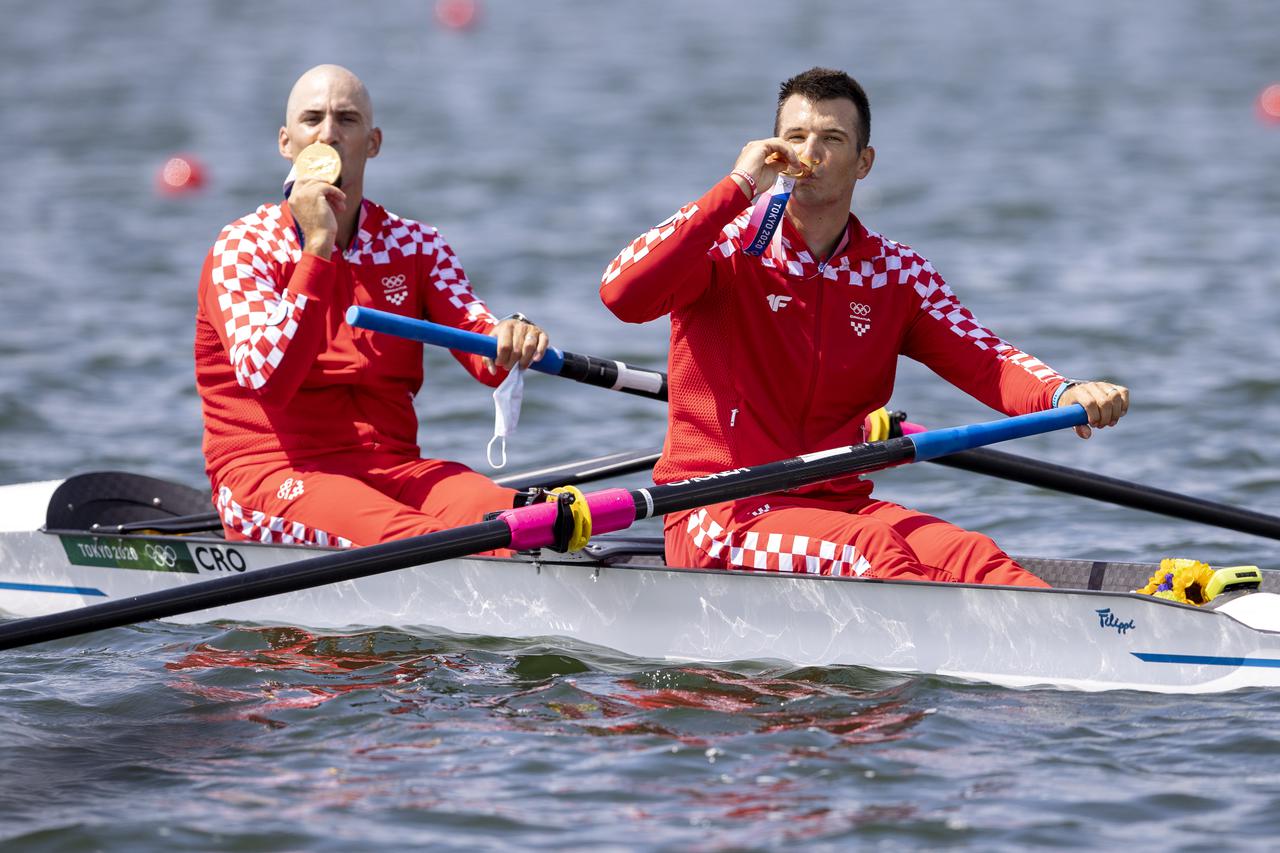 Tokio: Braća Sinković pobijedila u finalnoj utrci dvojac bez kormilara i osvojila zlatnu medalju