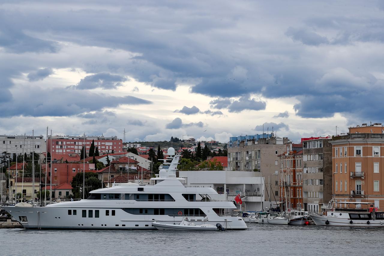 Zadar: Veliki broj turista u šetnji gradom