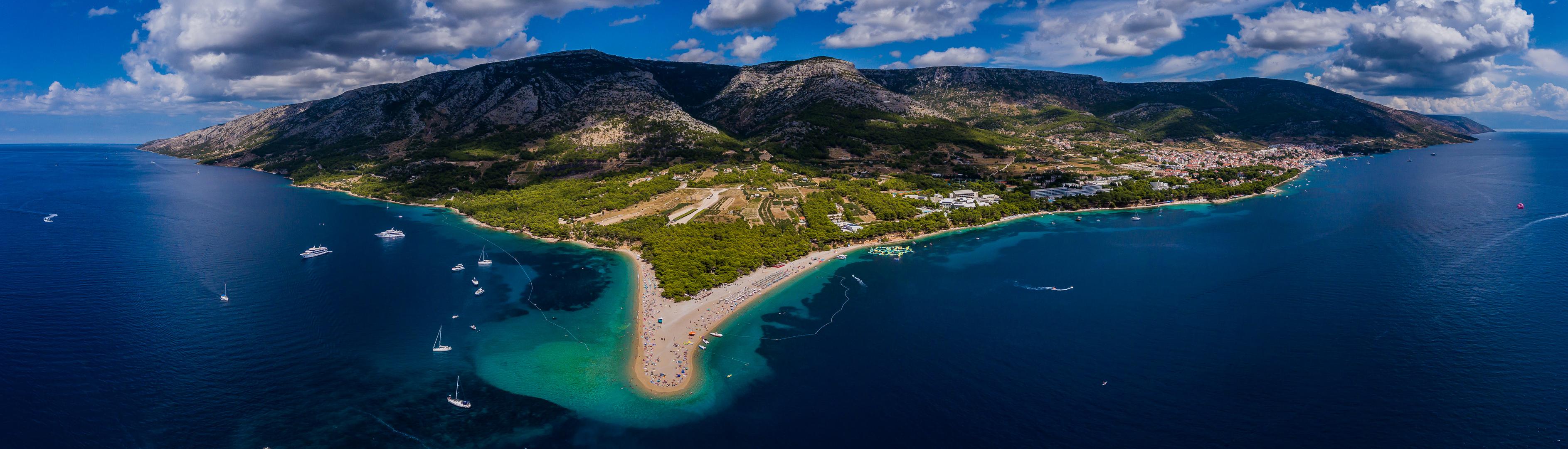 Inače, Vidova gora ima i špilju, jednu od njih nekoliko koje se nalaze na otoku, poglavito na njenom jugu.

