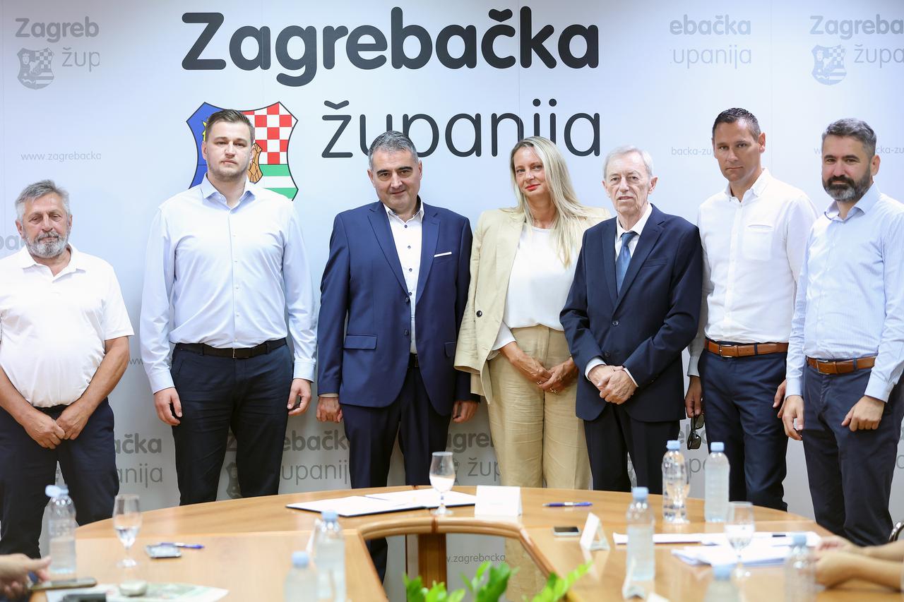 Zagreb: Župan Stjepan Kožić i predstavnici šest prijevoznika potpisali su ugovore o sufinanciranju javne usluge u prijevozu putnika