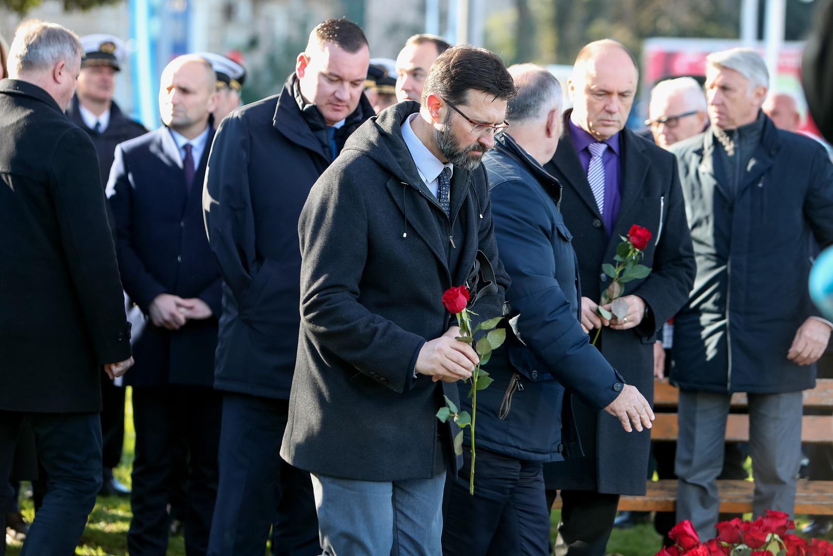 22.01.2024., Zadar - Odavanje pocasti u parku u uvali Jazine kod spomenika hrvatskim braniteljima Photo: Sime Zelic/PIXSELL