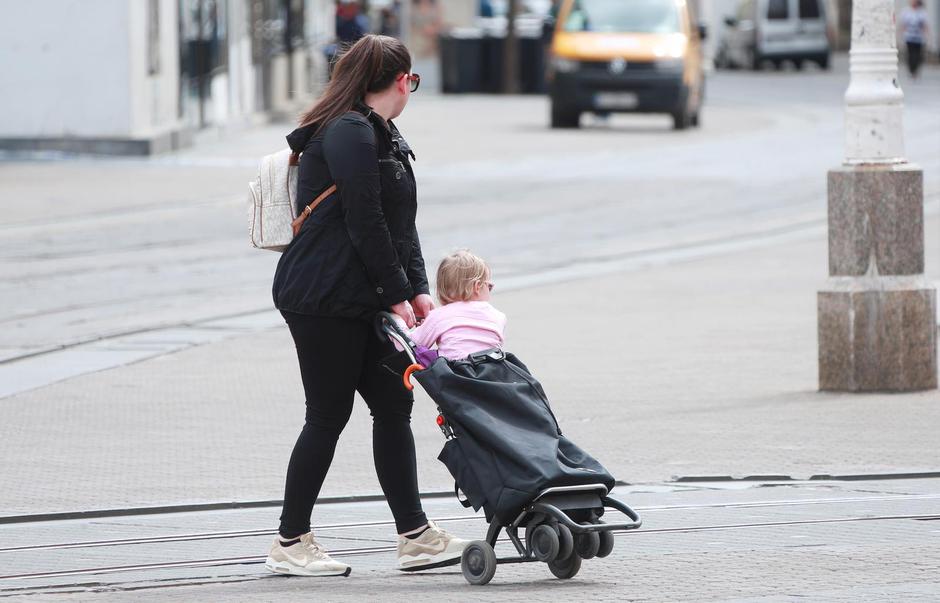 Zagreb: Domišljata majka provozala dijete u kolicima za kupovinu 