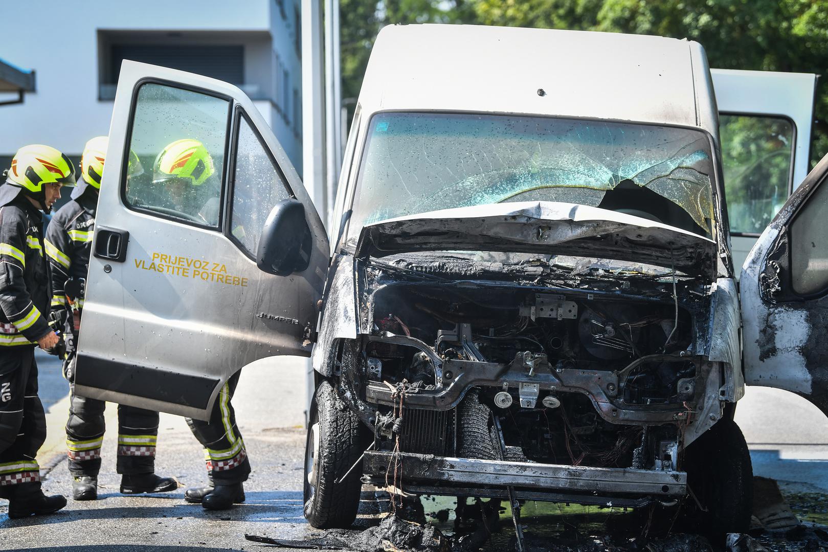 Vozilo kombija eksplodiralo je u srijedu u zagrebačkoj Hondlovoj ulici. Nitko, srećom, nije ozlijeđen u eksploziji. Vatrogasci su brzo reagirali te je vatra brzo ugašena