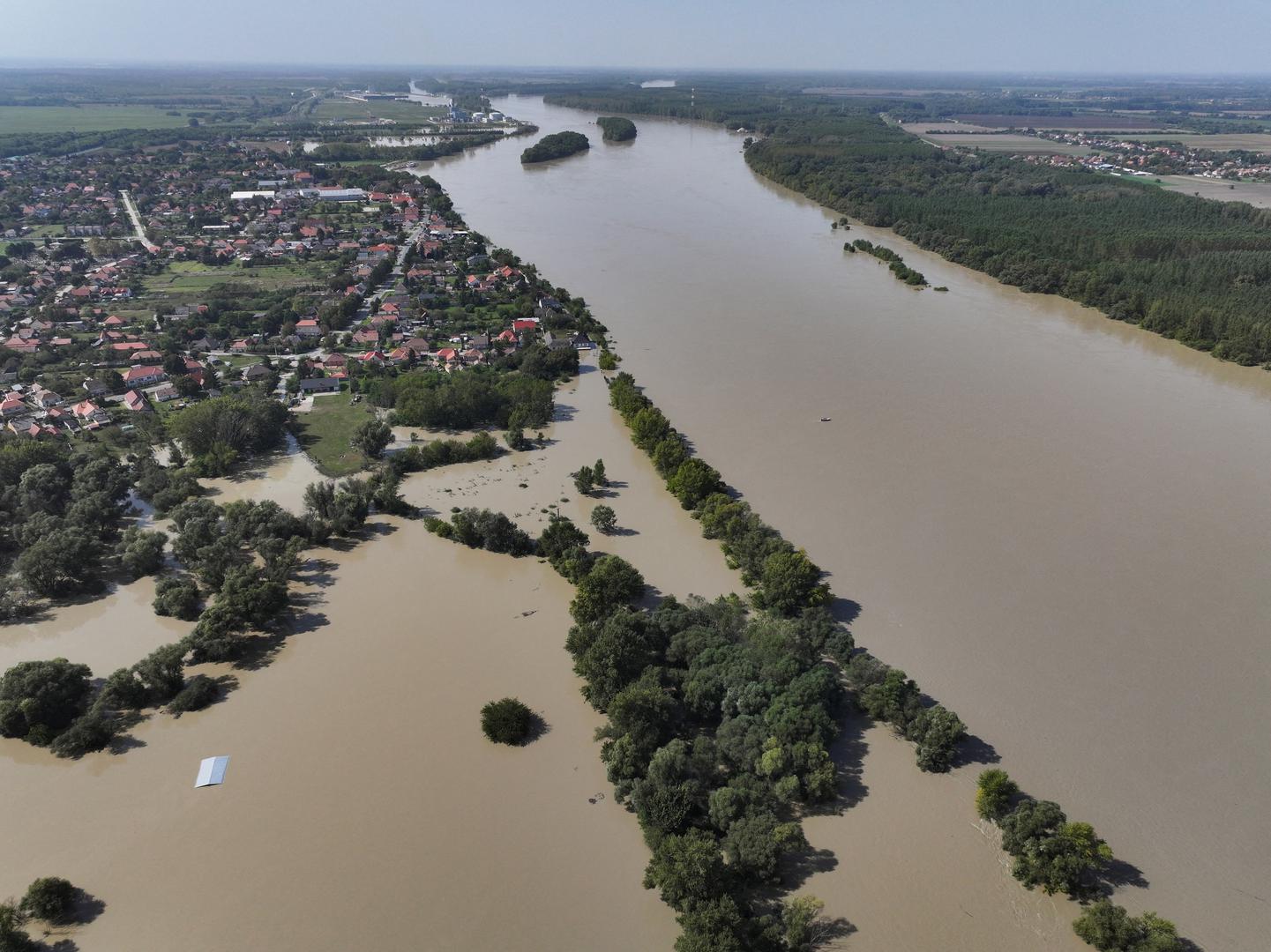 A drone view shows a flooded area along the river Danube in Gonyu, Hungary, September 18, 2024. REUTERS/Fedja Grulovic Photo: FEDJA GRULOVIC/REUTERS