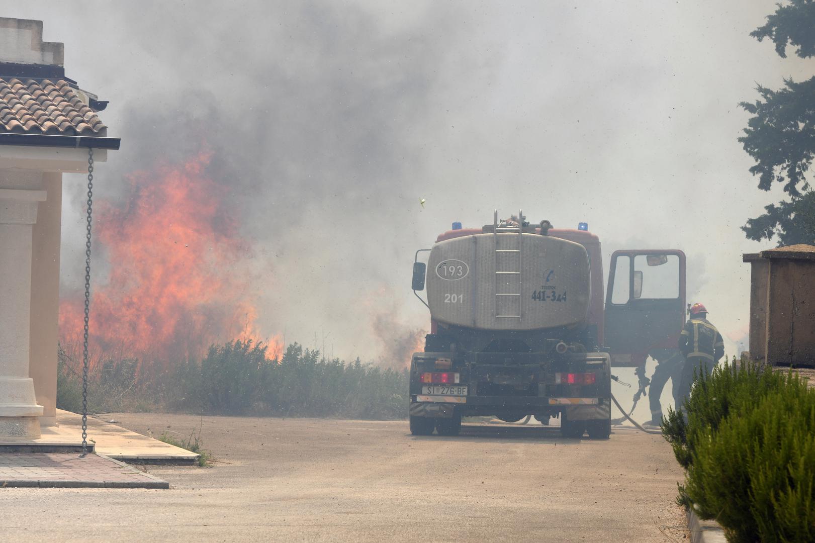 13.07.2023.,Sibenik - U gašenju požara otvorenog prostora koji je izbio na lokaciji Grebaštica u Šibensko-kninskoj županiji, trenutno sudjeluje 79 vatrogasaca sa 28 vatrogasnih vozila, Intervencijska vatrogasna postrojba Šibenik, 3 protupožarna zrakoplova Canadair CL-415, 2 protupožarna zrakoplova Air Tractor. Photo: Hrvoje Jelavic/PIXSELL