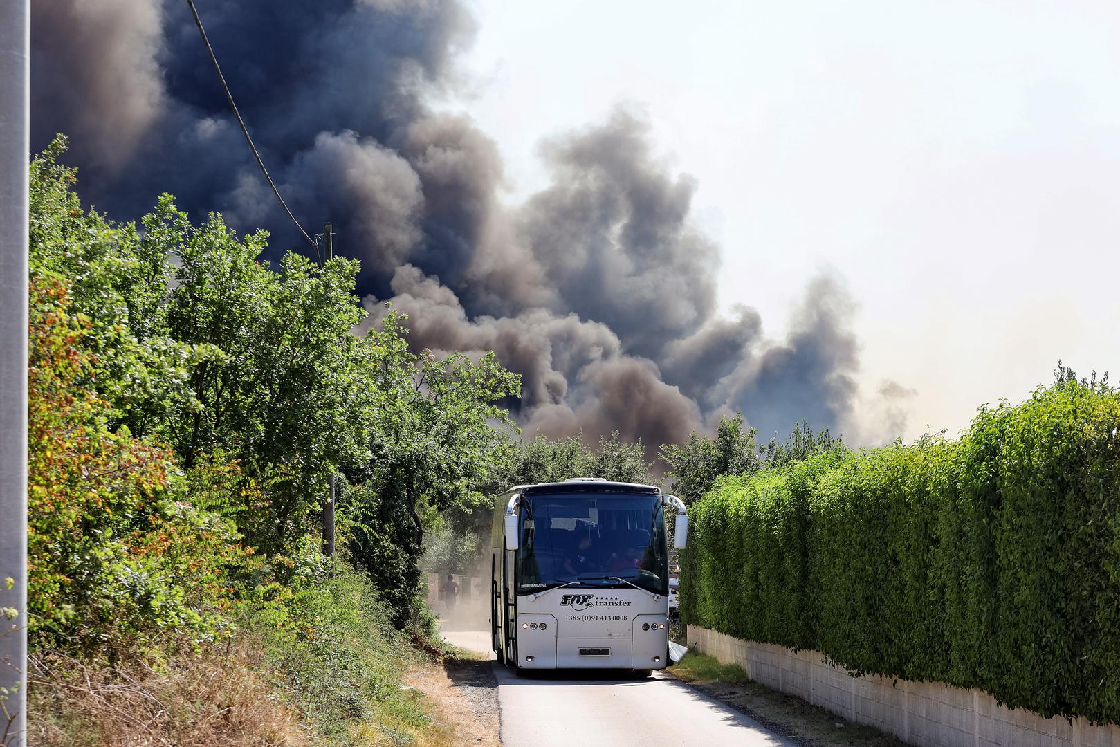 30.07.2024., Smokovic - Veliki pozar u Smokovicu nedale Zemunika zahvatio je i parkirana vozila. Vatrogasci se vore s vatrom. Photo: Sime Zelic/PIXSELL