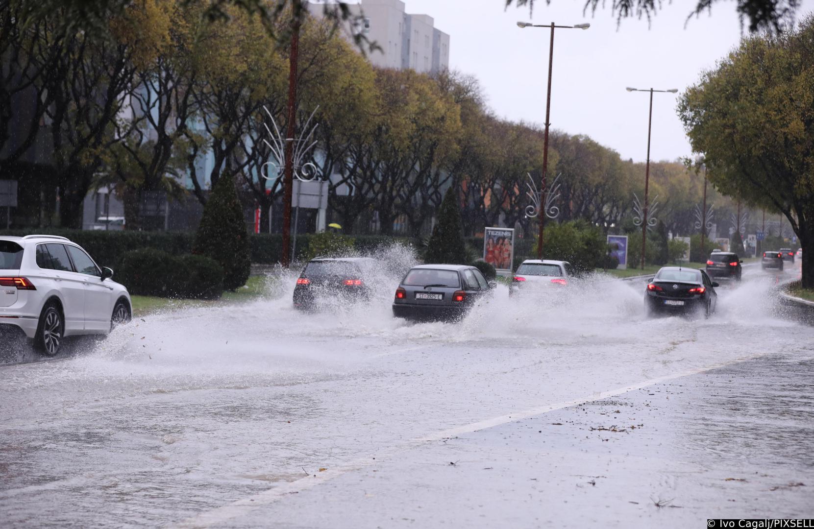 08.12.2022., Split - Obilna kisa zahvatila Split i okolicu stvarajuci probleme pjesacima i vozilima. Photo: Ivo Cagalj/PIXSELL