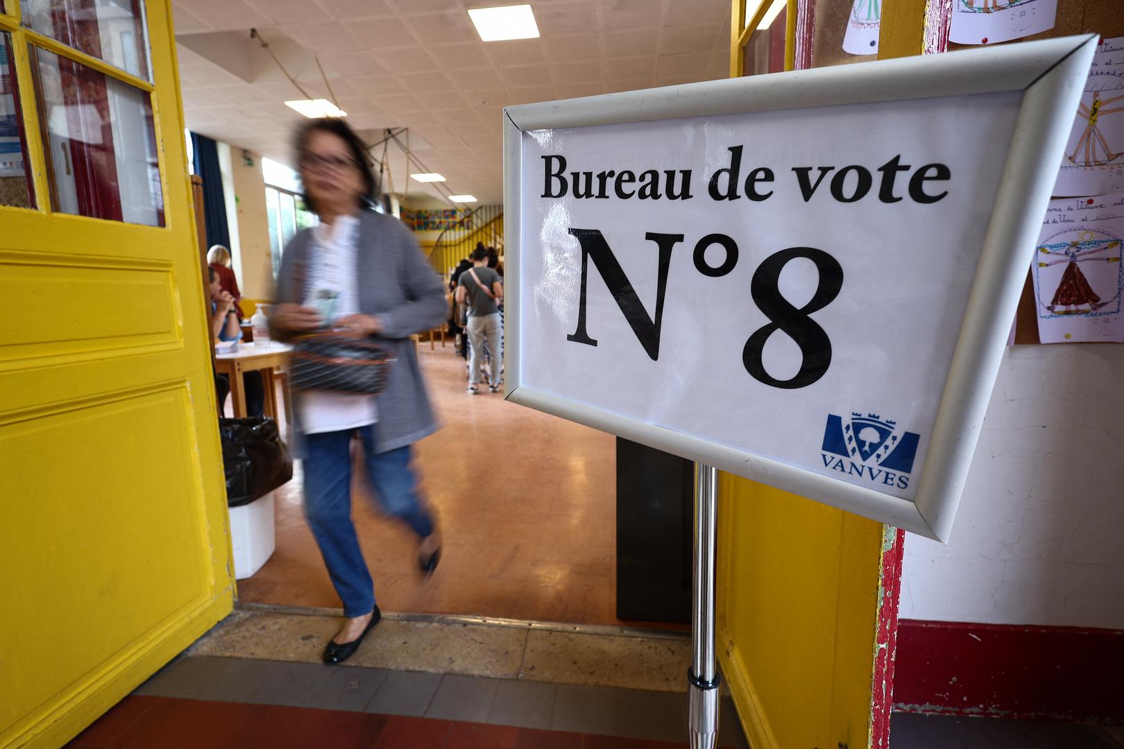 A woman leaves a polling station after voting in the second round of the early French parliamentary elections, in Vanves near Paris, France, July 7, 2024. REUTERS/Guglielmo Mangiapane Photo: GUGLIELMO MANGIAPANE/REUTERS