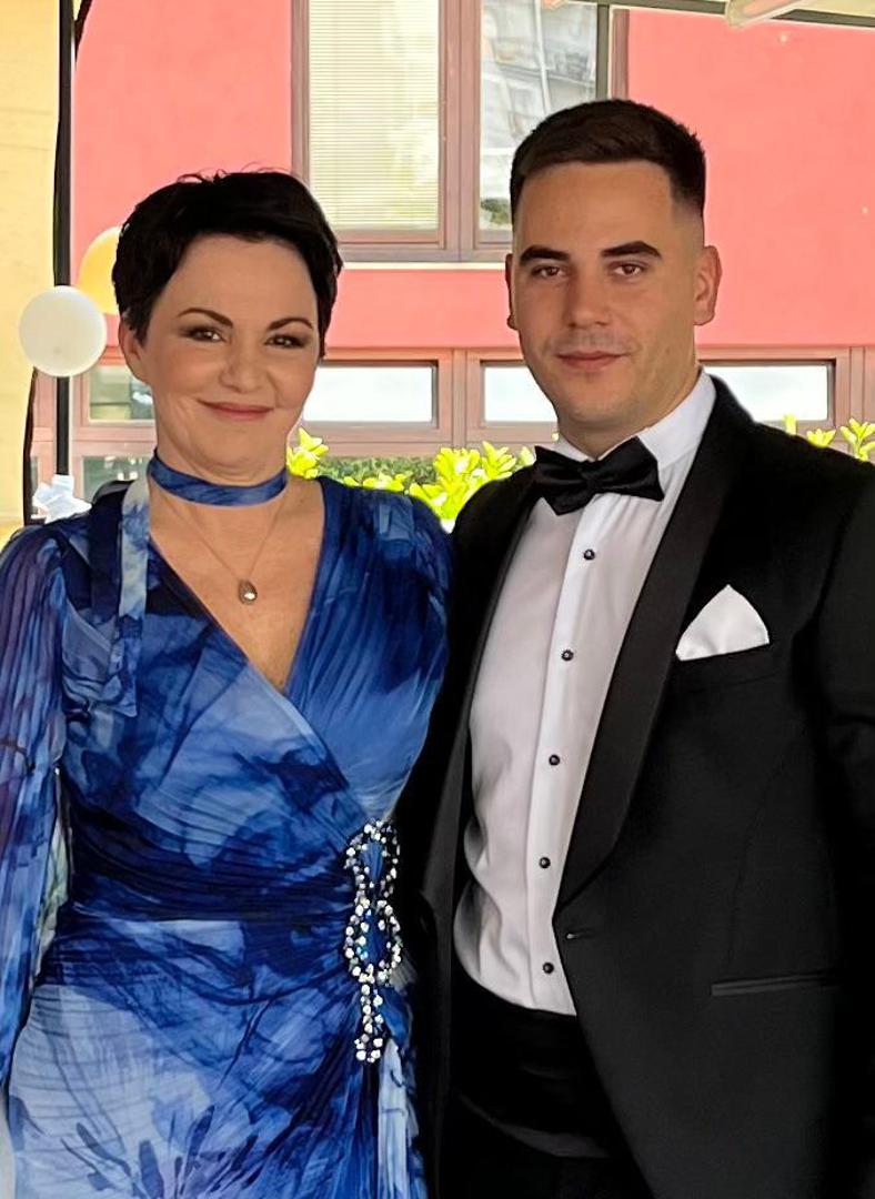 Veliko slavlje u obitelji urednice IMS-a HTV-a. Daleko od očiju javnosti Katarina Periša Čakarun u subotu je oženila svog starijeg sina Bruna.