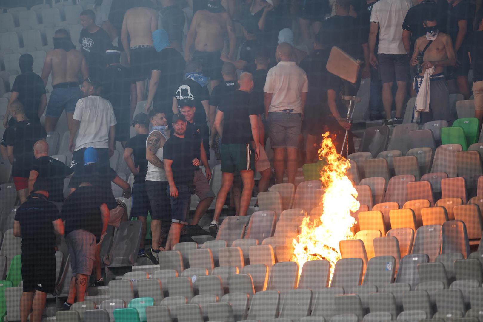 Posljednju veću scenu u inozemstvu napravila je Armada. Uz desetke baklju prekinuli su igru, a intervenirala je i policija. Navijačka skupina Olimpije zvana Zmajevi željela se kroz policiju probiti do hrvatskih navijača. Utakmica je morala biti prekinuta na pola sata.