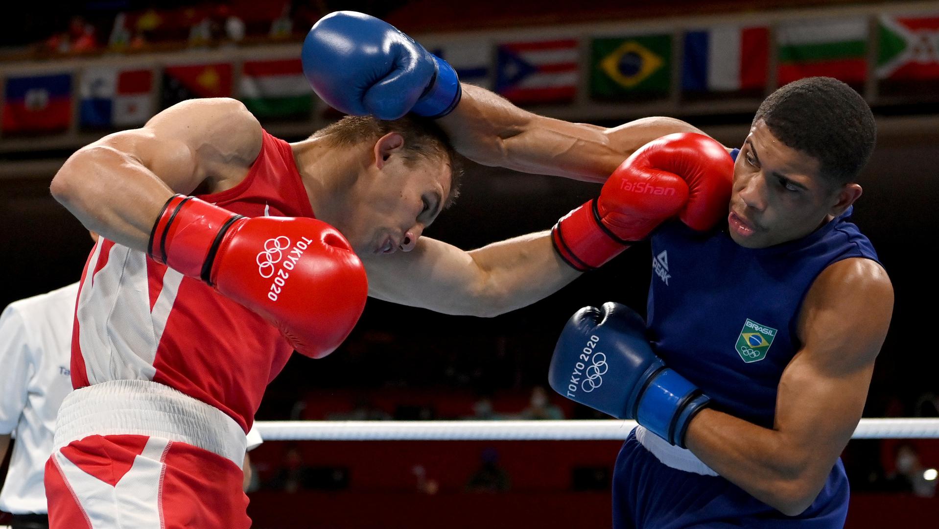 Boxing - Men's Middleweight - Final Tokyo 2020 Olympics - Boxing - Men's Middleweight - Final - Kokugikan Arena - Tokyo, Japan - August 7, 2021. Hebert Sousa of Brazil in action against Oleksandr Khyzhniak of Ukraine Pool via REUTERS/Luis Robayo LUIS ROBAYO