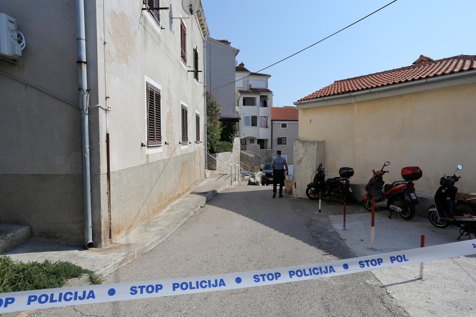 14.09.2020., Mali Losinj - Policija i iznosenje mrtve osobe iz stana u kojem se dogodilo ubojstvo i samoubojstvo. 
Goran Kovacic/PIXSELL