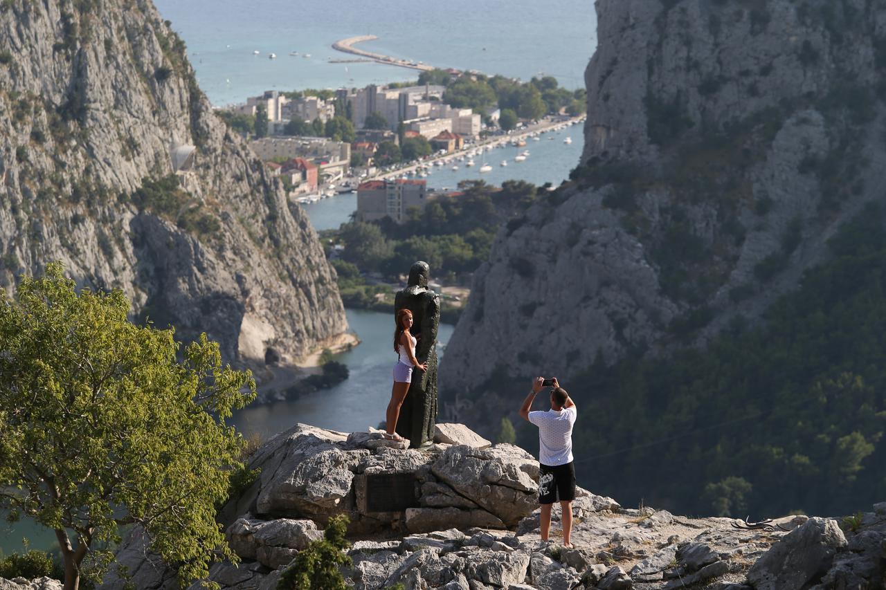 06.08.2015., Omis - Pogled iz zaledja Omisa na usce rijeke Cetine koje posjetiteljima ostaje u nezaboravnom sijecanju.  Vidikovac kod spomenika Mile Gojsalic, autora Ivana Mestrovica.  Photo: Ivo Cagalj/PIXSELL