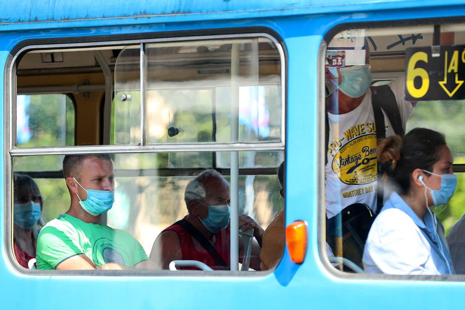 Zagreb: Građani nose zaštitne maske i u javnom prijevozu i na otvorenom