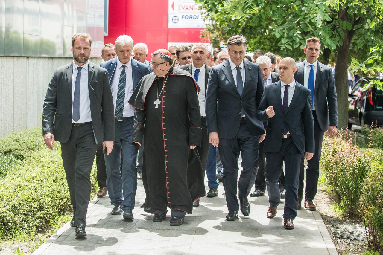 Svecano otvorenje Ureda Zaklade Vrhbosanske nadbiskupije u Vukovaru. Ured Zaklade otvorit je predsjednik Vlade RH g. Andrej Plenkovic i kardinal Vinko Puljic