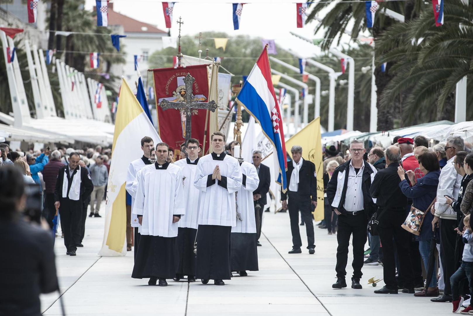 07.05.2022., Split - Na svetkovinu nebeskog zastitnika Splitsko-makarske nadbiskupije i grada Splita sv. Dujma, odrzala se tradicionalna procesija od Katedrale do prigodnog oltara na splitskoj Rivi. Na proslavi su kao izaslanici predsjednika Vlade RH sudjelovali ministrica kulture i medija Nina Obuljen Korzinek, te ministar gospodarstva i odrzivog razvoja Davor Filipovic.
   Photo: Milan Sabic/PIXSELL