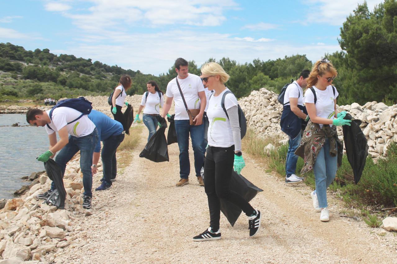 Zaposlenici HEP Opskrbe pomogli u čišćenju teško dostupne obale otoka Murtera