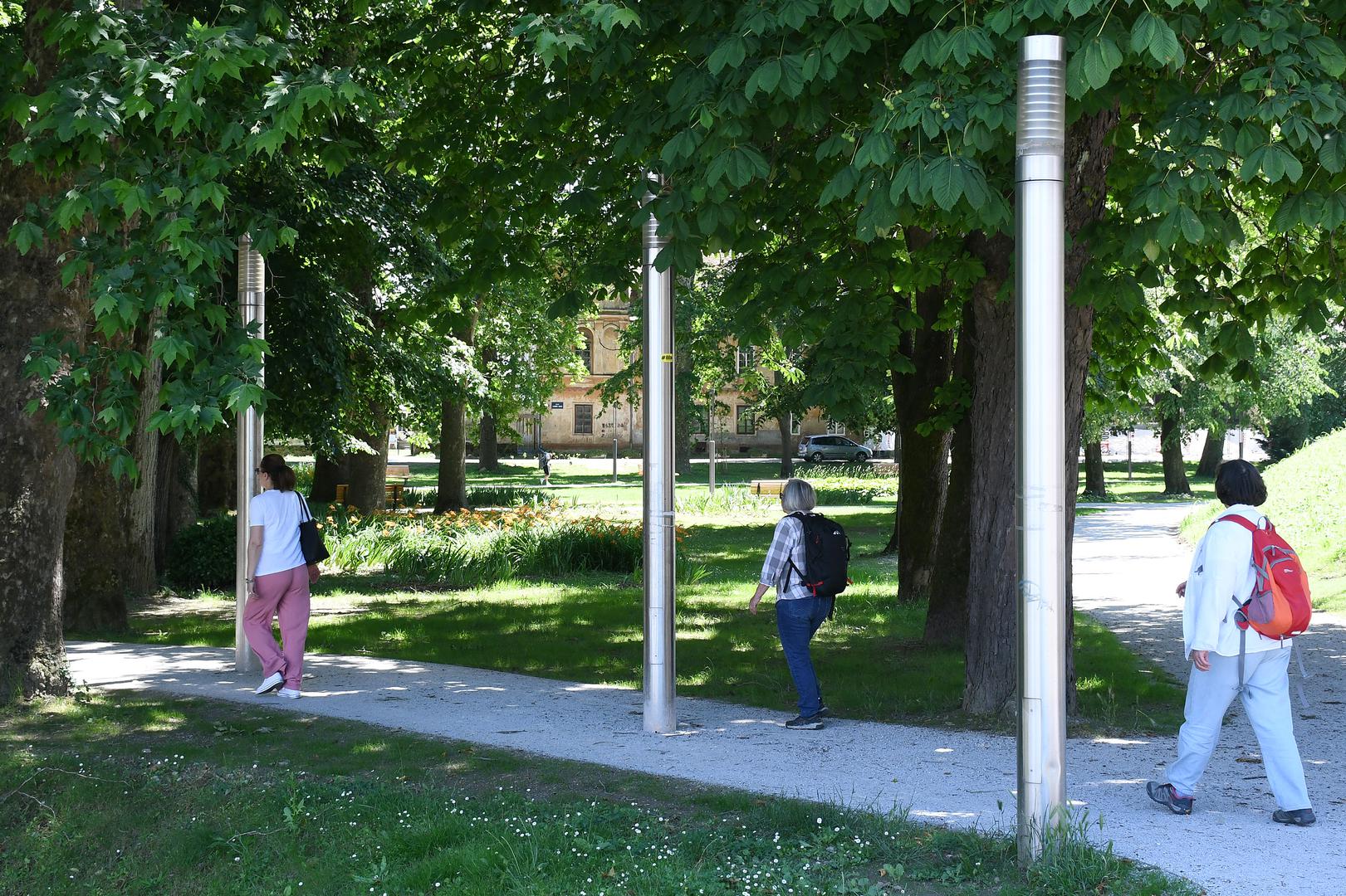 Inače, Grad Sisak je u veljači ove godine objavio da su krenuli radovi na šetalištu u centru grada. Obnovit će se, najavili su, pješačke staze i stepenice, zelene površine i javna rasvjeta, a za najmlađe će biti postavljeno potpuno novo dječje igralište.