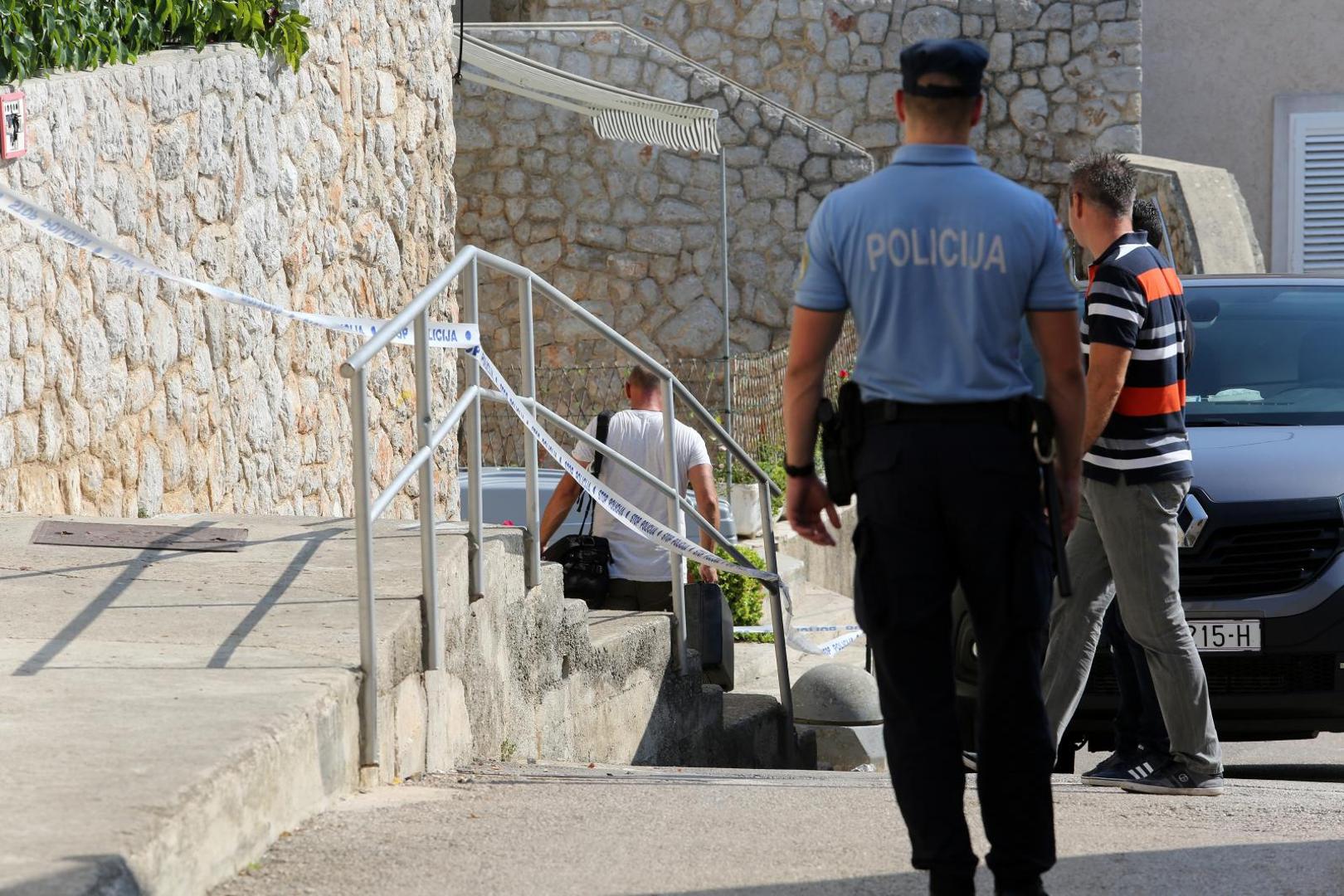 14.09.2020., Mali Losinj - Policija i iznosenje mrtve osobe iz stana u kojem se dogodilo ubojstvo i samoubojstvo. 
Goran Kovacic/PIXSELL