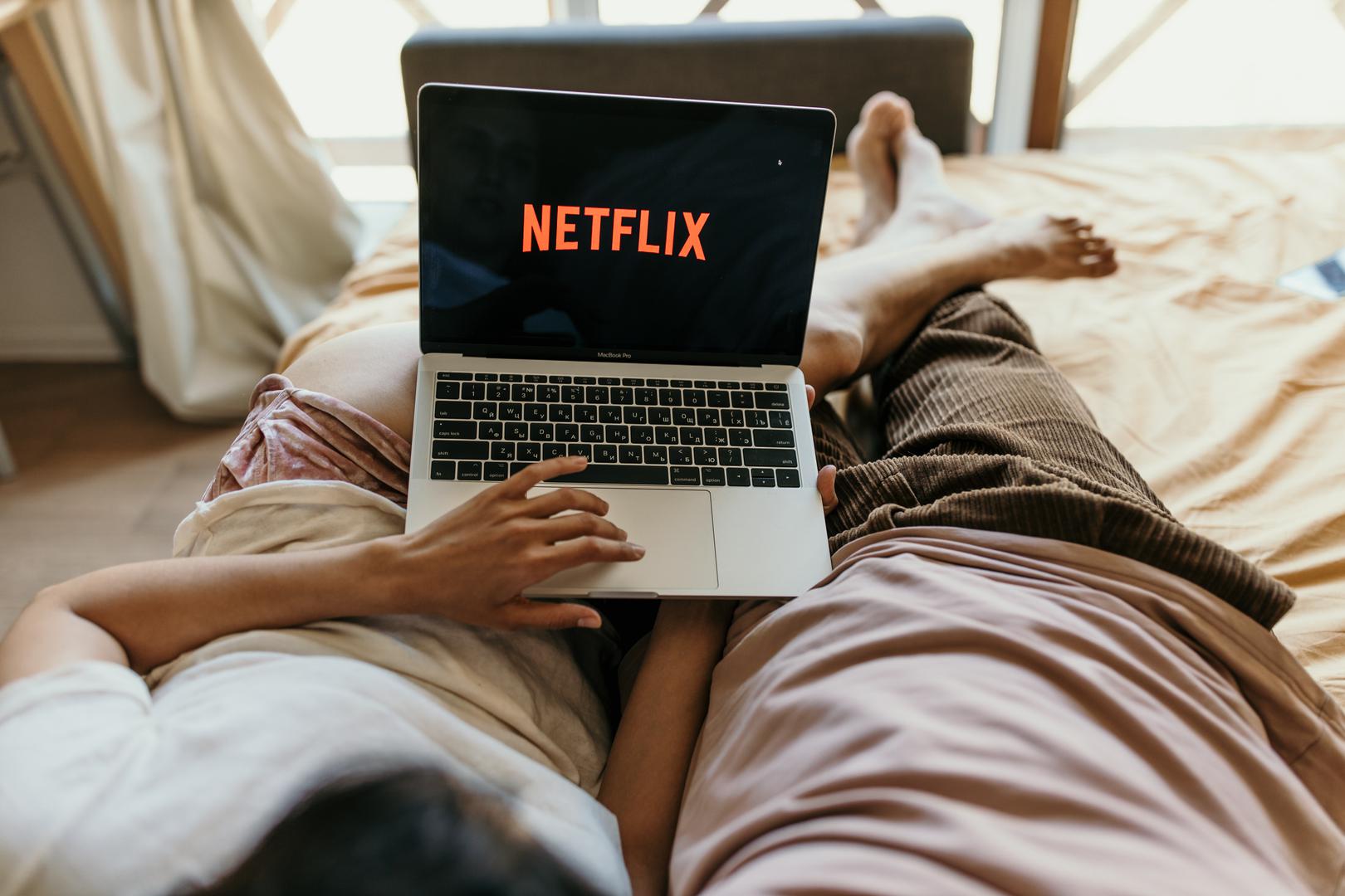 Koristite tipkovničke prečace: Ako gledate Netflix na prijenosnom računalu, možete koristiti tipkovničke prečace za jednostavniju navigaciju, kao što su skakanje unaprijed ili unazad po 10 sekundi ili upravljanje glasnoćom.