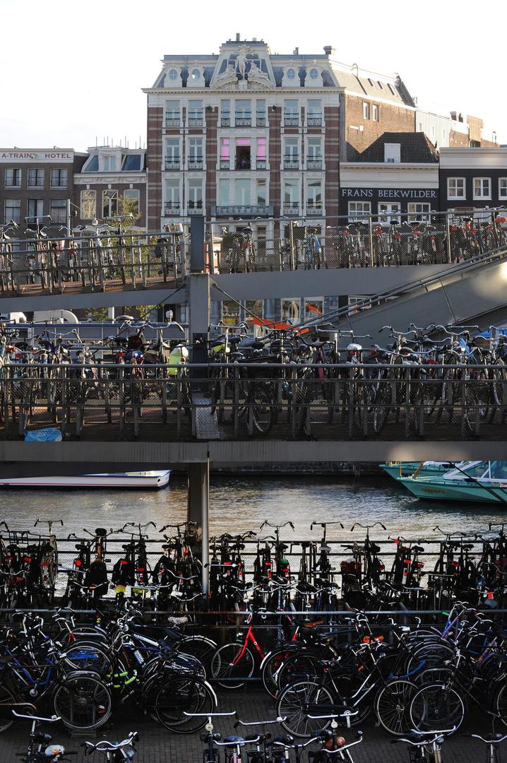 Grad kanala, bicikala, dobre zabave i prepoznatljive arhitekture je Amsterdam