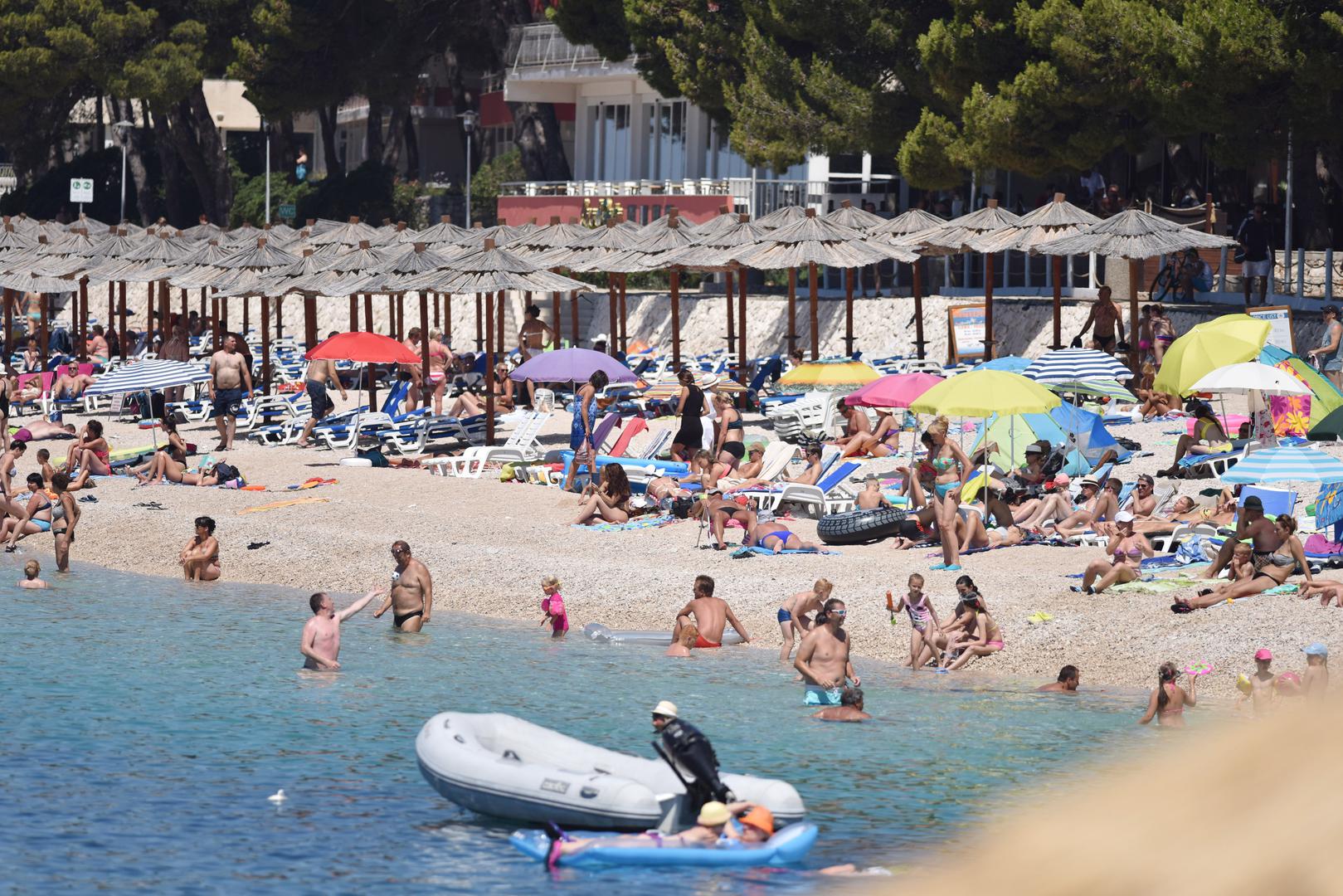 S plaže gosti često svrate u barove i vole osjetiti pozitivnu atmosferu