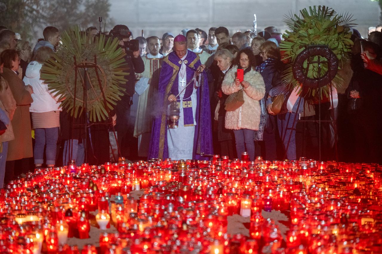 Središnje euharistijsko slavlje i molitva za pokojne na zagrebačkom gradskom groblju Mirogoj