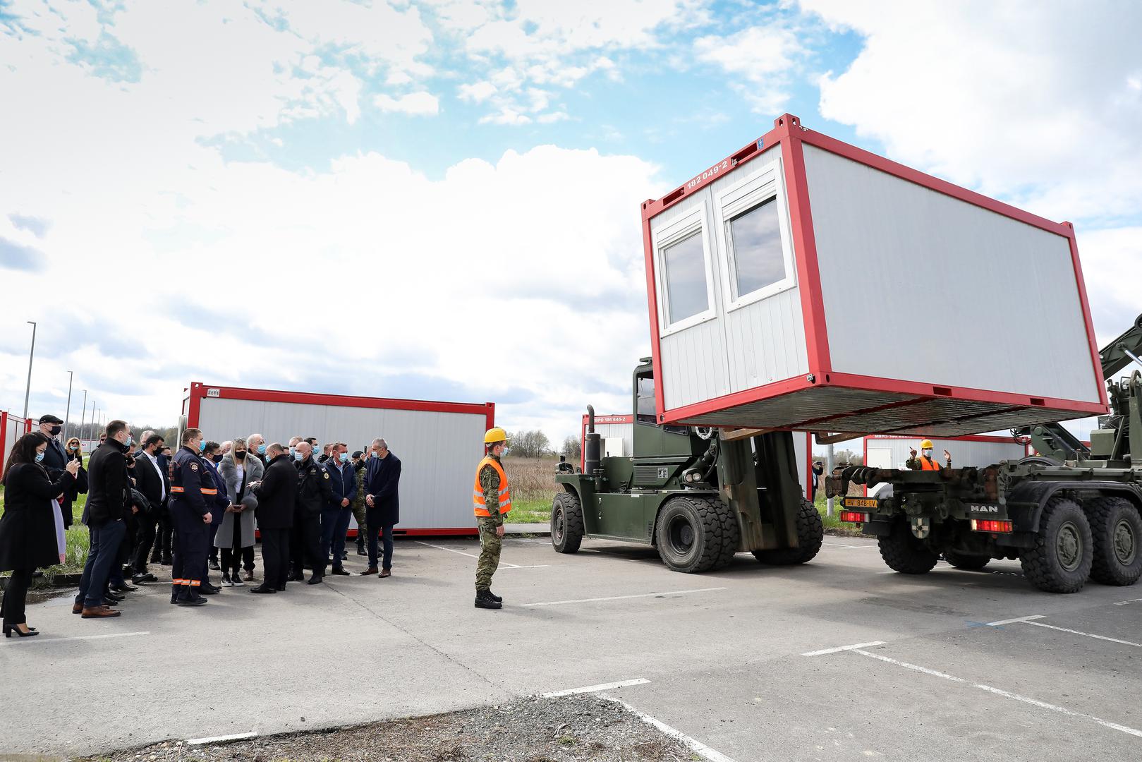 20.04.2021., Lekenik - Primopredaja 120 kontejnera, koje ce hrvatskim vlastima pomoci da sto bolje odgovore potrebama izazvanim potresom koji je mnoge gradjane ostavio bez doma.