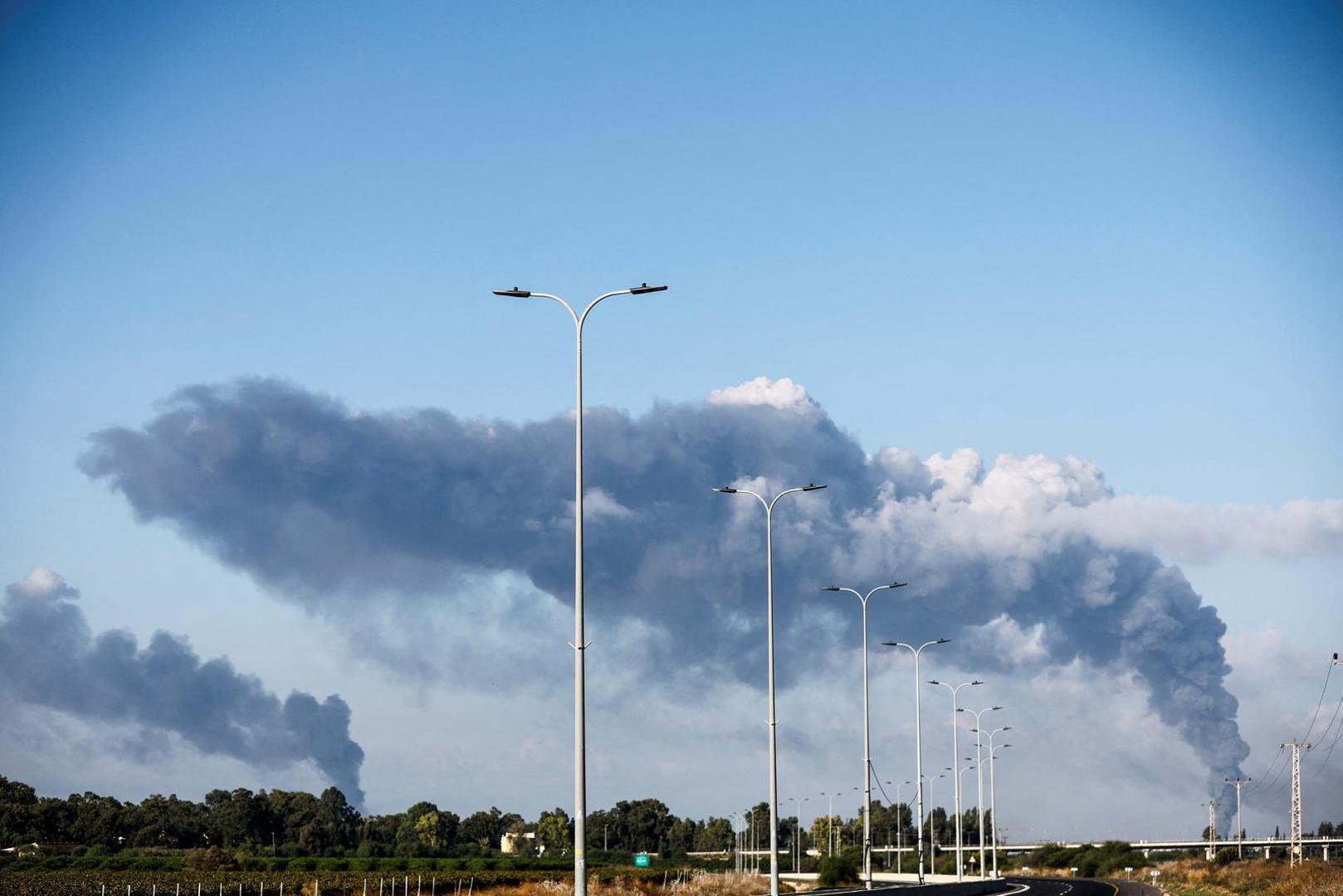 Smoke is seen as rocket barrages are launched from the Gaza Strip, in Ashdod, Israel October 7, 2023. REUTERS/Ammar Awad Photo: AMMAR AWAD/REUTERS