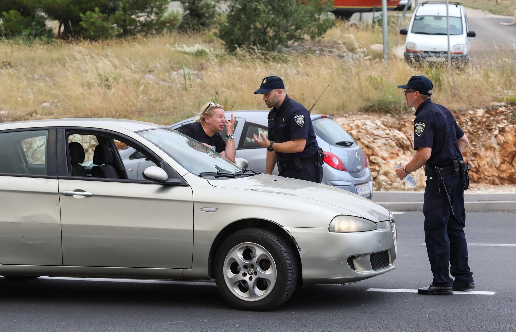 Zbog jakih udara vjetra požar koji je iza 11 sati buknuo kod Grebaštice u blizini Šibenika još uvijek nije pod kontrolom i širi se nošen jugom, zahvatio je i stambene objekte, a stožer civilne zaštite odlučio je da se evakuirani stanovnici smjeste u sportsku dvoranu Baldekin